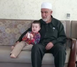  فيديو: الشيخ رائد صلاح يُنشد "قمر سيدنا النبي" برفقة حفيده